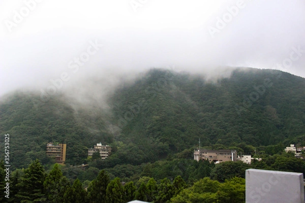 Obraz 霧に包まれた山と海の中を、船は進む。