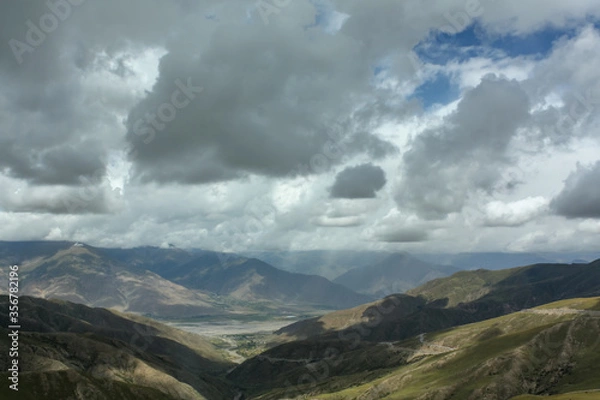 Fototapeta Highpass in Tibet not far away from Lhasa with clouds hanging very low