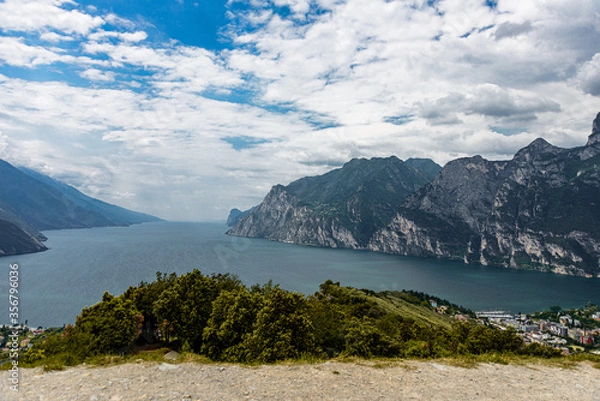 Fototapeta Ausblick vom Monte Brione zwischen Torbole und Riva 