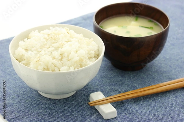 Fototapeta 麦御飯と味噌汁の朝食
