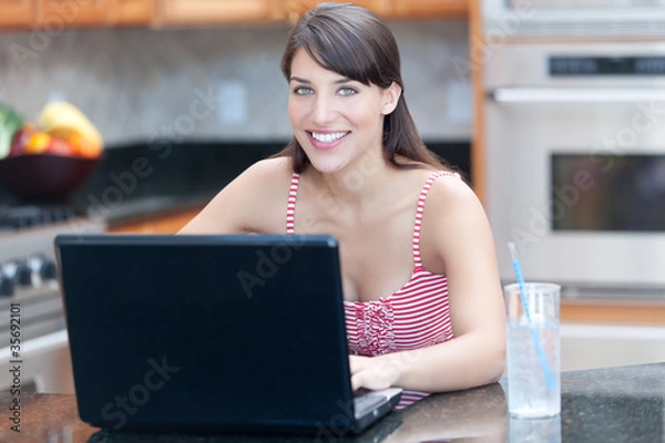 Obraz Hispanic woman using laptop computer