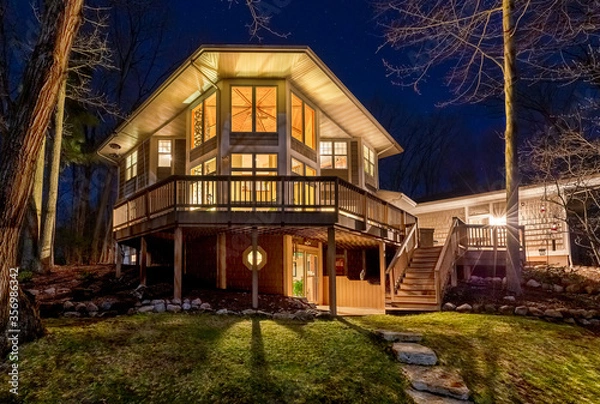 Obraz Luksusowy dom w lesie w nocy