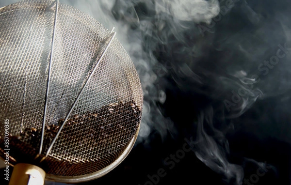 Obraz コーヒー豆の自家焙煎と立ち上る煙