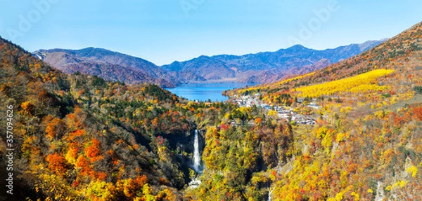 Fototapeta 日光国立公園、紅葉に染まる中禅寺湖と華厳の滝の俯瞰