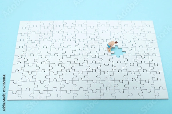 Obraz 水色の背景にワンピース足りない白色のパズルの穴を除く男性のフィギア