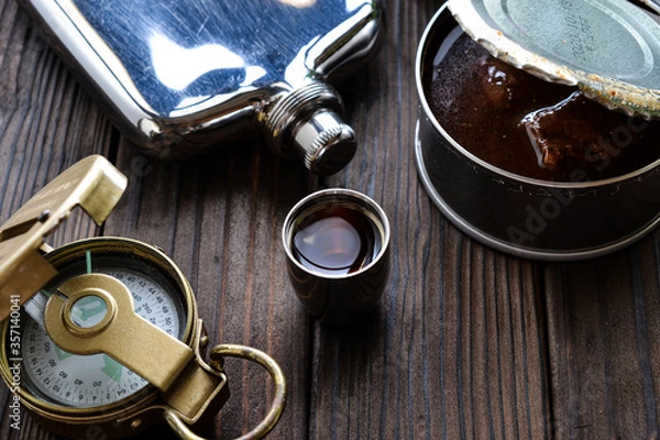 Obraz アウトドアで飲むスキットルに入れたウイスキー