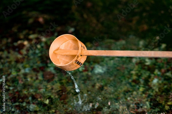 Obraz 柄杓で水を掬う