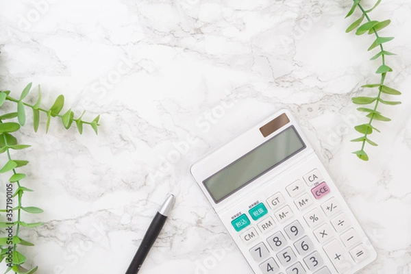 Obraz 白い大理石の背景と白い電卓