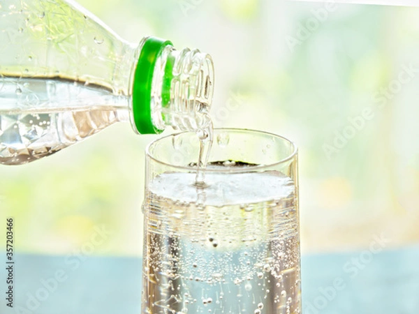 Obraz ペットボトルから注がれるソーダの接写