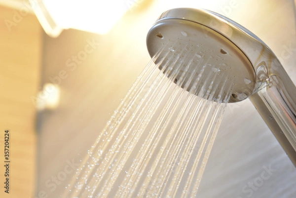 Obraz 水の出ているシャワーヘッドと照明