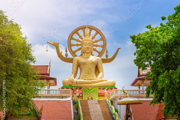 Fototapeta Scene in Wat Phra Yai (Big buddha temple) in Samui under blue sky in Samui island, Thailand