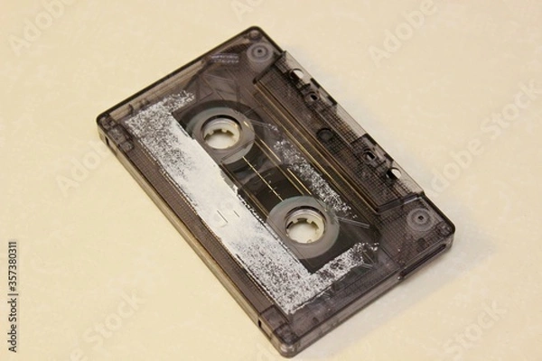 Obraz Stara kaseta audio na żółtym tle
