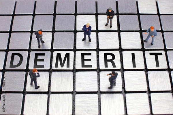 Obraz ミラープレート上でデメリットについて議論する男達