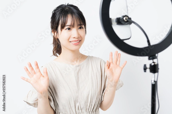 Fototapeta ライブ配信する若い女性