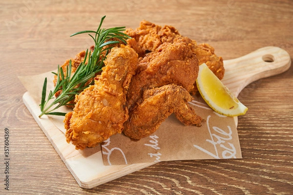 Obraz ４つの部位を盛り合わせた骨付きのフライドチキン