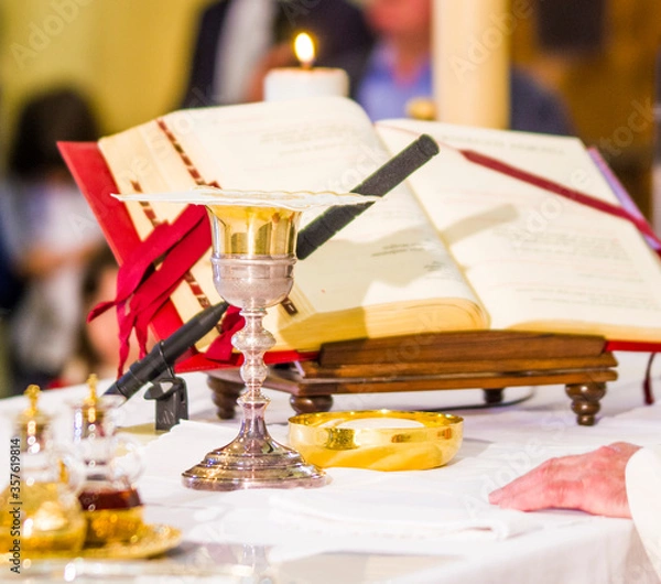 Obraz altar with missal and host which becomes the body of Christ and chalice to receive the wine, the blood of Christ