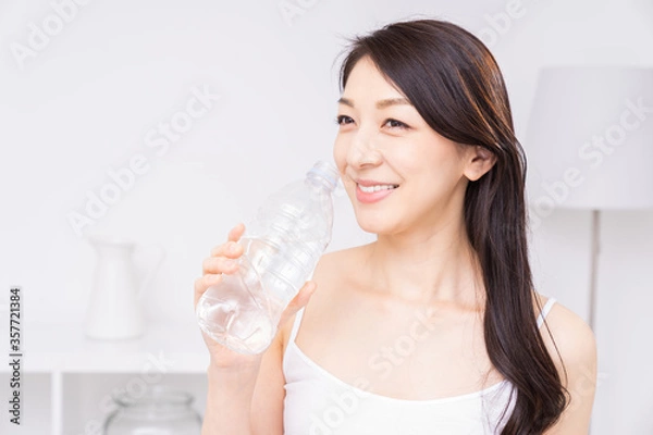Fototapeta 水を飲む女性　ペットボトル