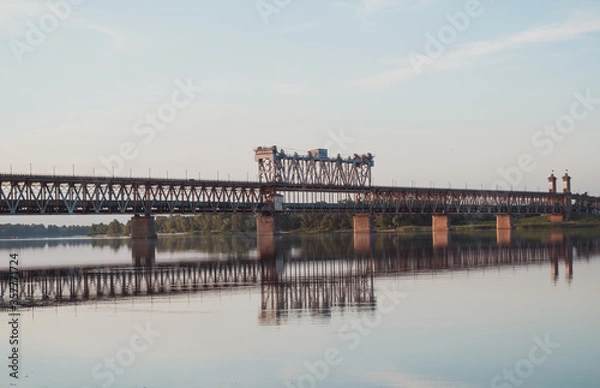 Fototapeta Most kolejowy o konstrukcji metalowej nad rzeką. Stary most na rzece.