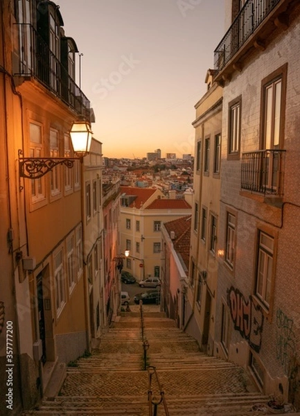Fototapeta wąska ulica na starym mieście lizbońskiego bairro alto
