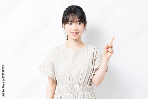 Fototapeta 人差し指でポイントを指し示す若い女性