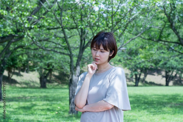 Fototapeta 悩む女性