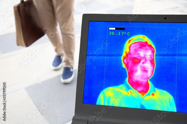 Obraz 新型コロナウイルス感染拡大防止対策として来場者の体温を自動で検出するサーマルカメラのモニター画面