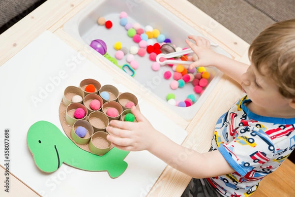 Obraz Szczęśliwy żółw. Gra w sortowanie dla małych dzieci. Wypełnij komórki pomponami. Wczesna edukacja, nauka kolorów i liczenie. Narzędzie tematyczne Montessori dla przedszkoli i szkół specjalnych