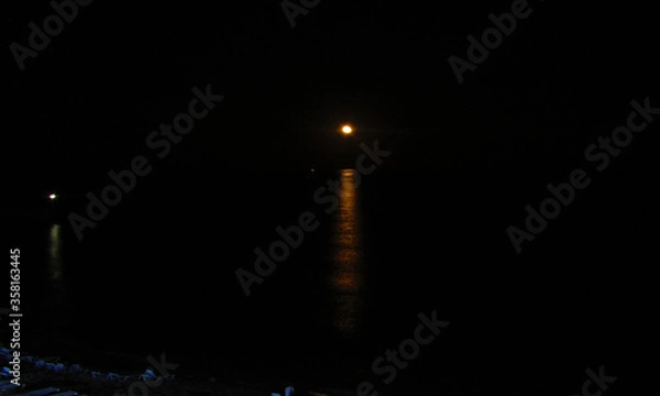 Obraz Ночное море и луна на пляже пусто