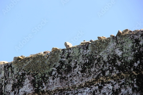 Obraz 苔の生えた大きな石の上に乗せられたいくつかの小石