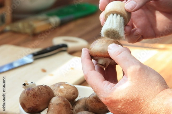 Obraz Czyszczenie grzybów