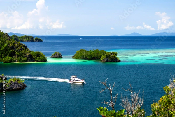 Obraz A boat approaching star hill (Bukit Bintang) in Raja Ampat, West Papua, Indonesia.