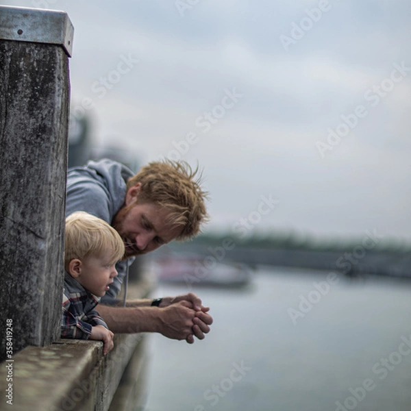 Fototapeta Dad and kit conversating