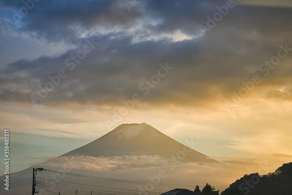 Fototapeta 夕暮れの光で姿を変えた夕暮れの富士山
