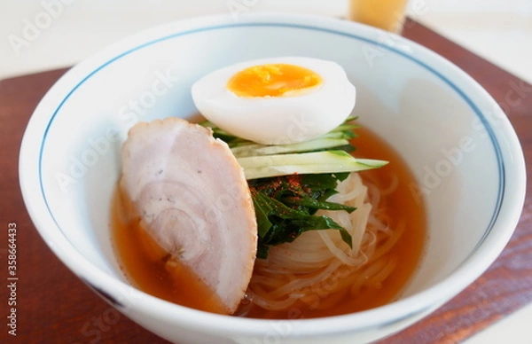 Obraz シンプルな冷麺　チャーシュー、ニラキムチ入り