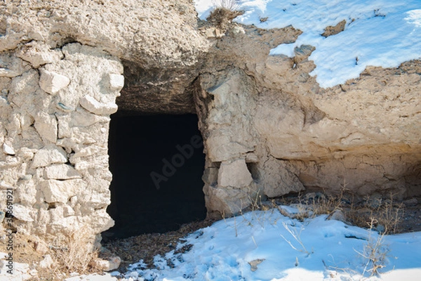 Obraz It's Door of a house in the abandoned village Taganrut in winter (Mountain Lake) in Iran