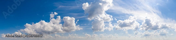 Obraz Szeroka panorama nieba z rozproszonymi chmurami cumulus