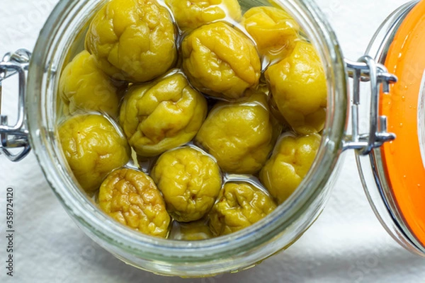 Fototapeta 清潔な保存便に付け込んだ梅で作ったシロップ