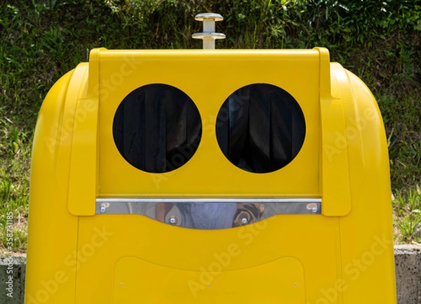 Obraz pareidolia in plastic recycling container