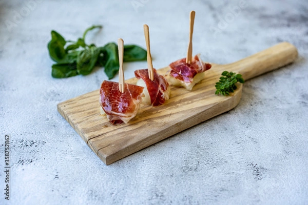 Fototapeta Melon balls with iberian ham. 