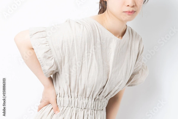 Fototapeta 腰に手を当てる若い女性