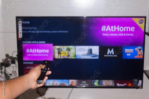 Obraz Browsing online content on smart tv