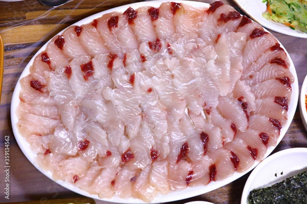 Obraz 한국의 맛있는 음식인 방어회 이다.