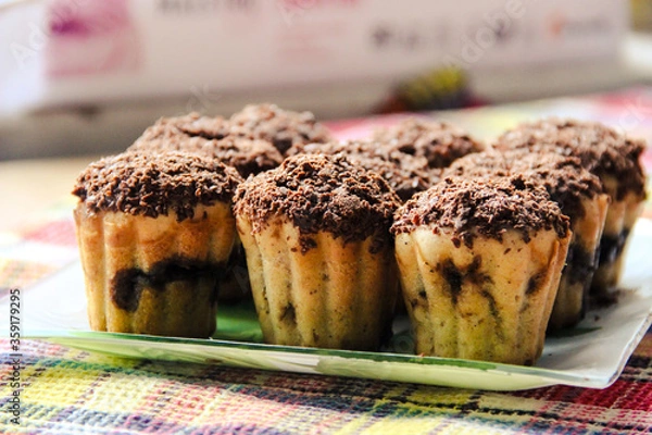 Obraz delicious cupcakes lie on a glass plate