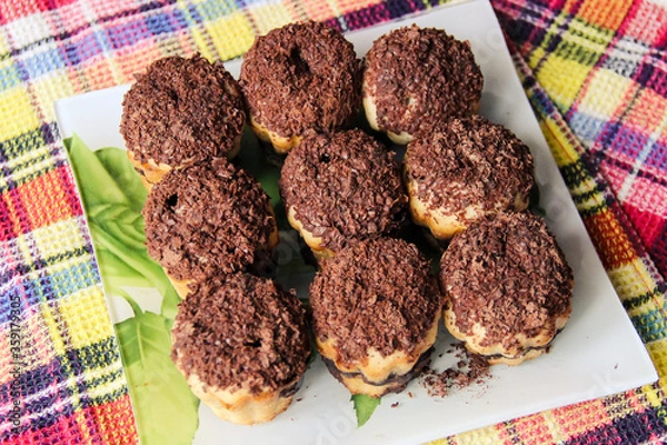 Obraz delicious cupcakes lie on a glass plate