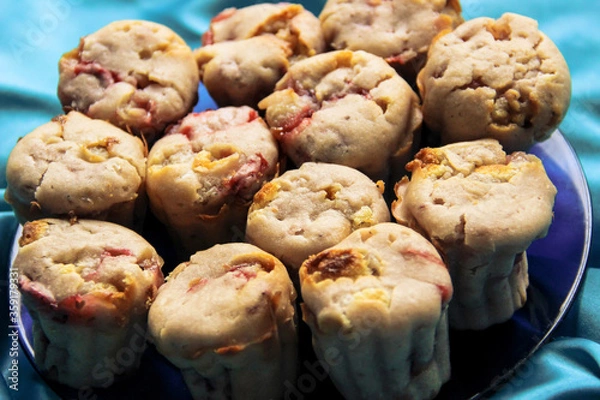 Obraz delicious berry cupcakes lie on a glass plate