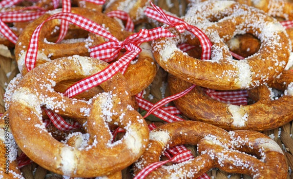 Obraz Brezeln am roten Band