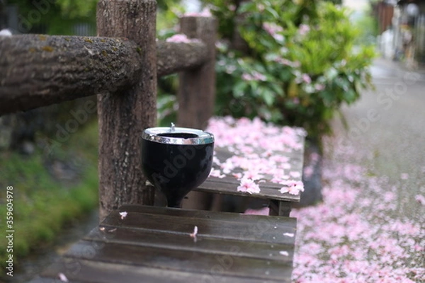 Fototapeta 川沿いの喫煙所