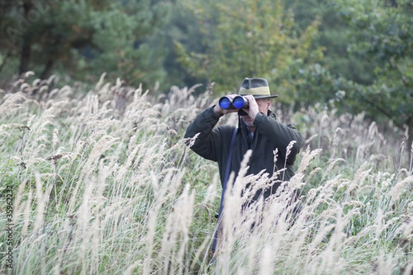Fototapeta Jäger mit Fernglas