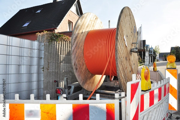 Obraz Netzausbau, auf der Baustelle wird Glasfaserkabel verlegt für schnelleres Internet.