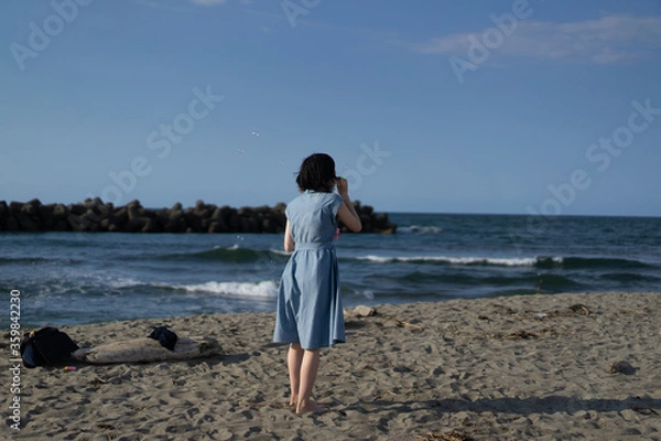 Fototapeta シャボン玉と女性